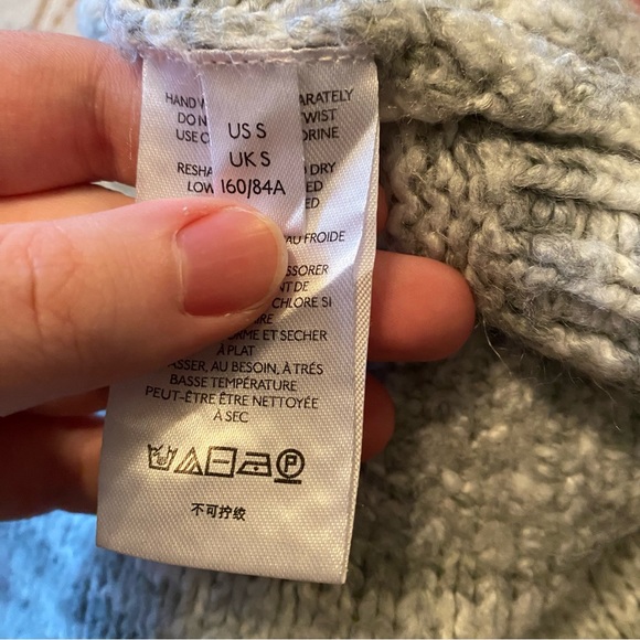 Urban Outfitters • Lyra Pullover V-Neck Sweater in Gray Stripe - Picture 14 of 14